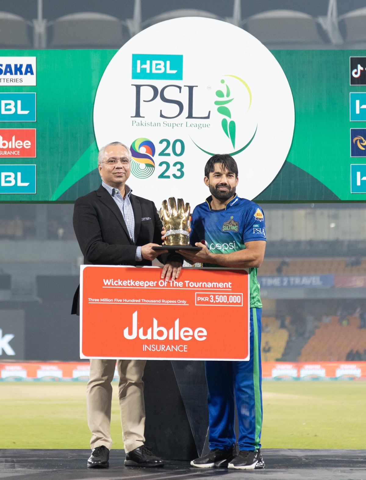 Kashif Naqvi, Group Head Technology and Project Management, Jubilee Life Insurance presenting the Wicketkeeper of the Tournament Award to Muhammad Rizwan after HBL PSL 2023 final match between Lahore Qalandars and Multan Sultans.