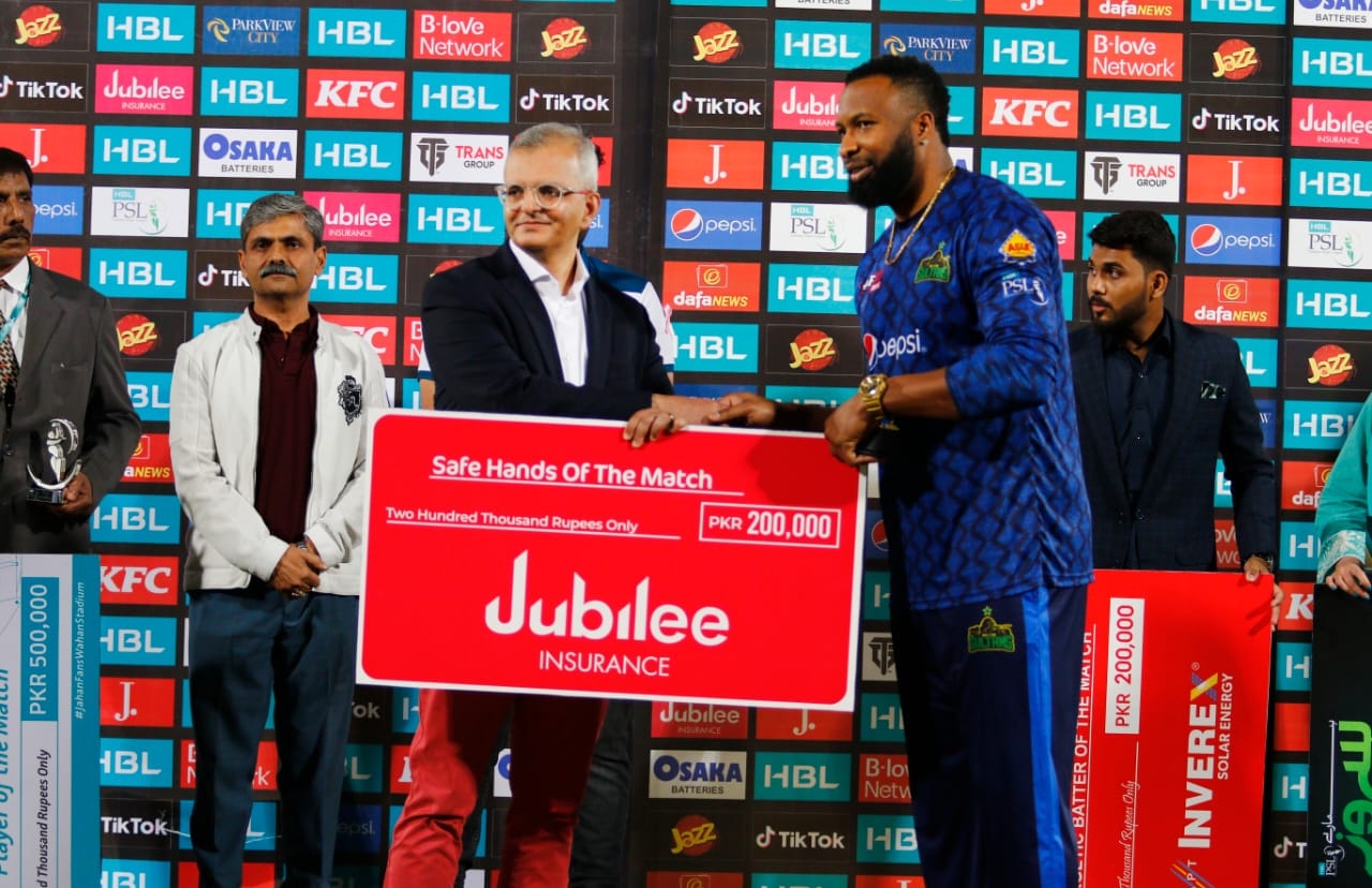 HBL PSL 8 - Jubilee Life Insurance presenting the Safe Hand of the Match Award to Kevin Pollard