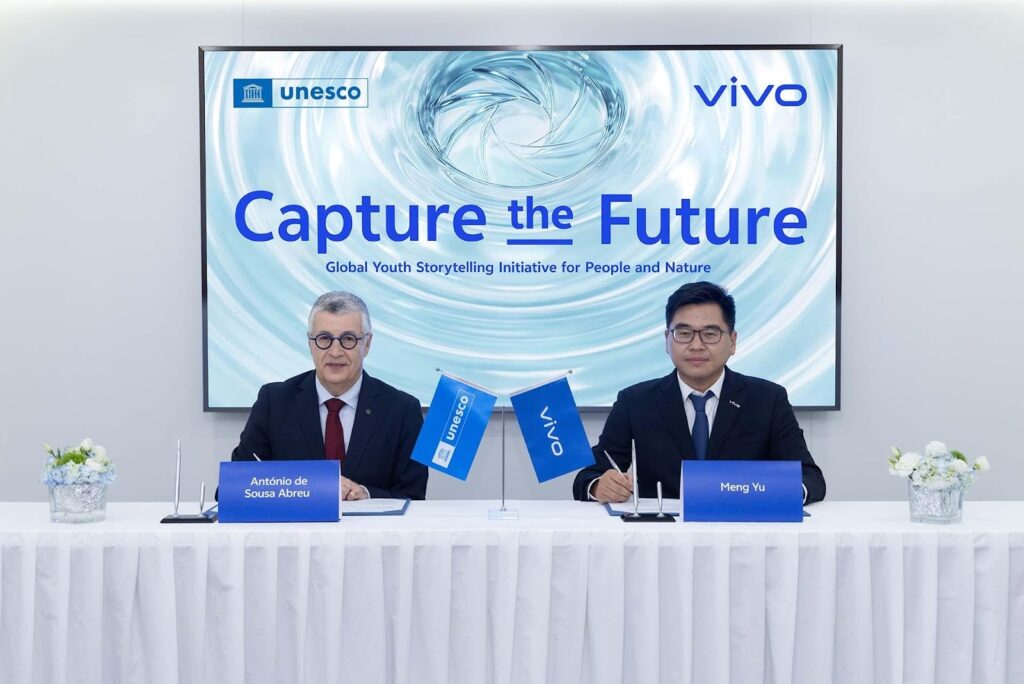 vivo and UNESCO formalize the partnership at MWC.
From left to right: Prof. Antonio De Sousa Abreu, Director of the Division of Ecological and Earth Sciences, UNESCO;
Yu Meng, Vice President of Imaging at vivo.

